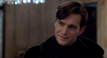 Movie still from “The Talented Mr. Ripley” (1999), directed by Anthony Minghella – A person wearing a black shirt; Close Up shot, Over the shoulder angle