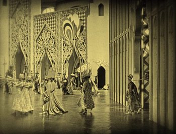 Movie still from “The Thief of Bagdad” (1924), directed by Raoul Walsh – A black and white photo of people dressed in medieval costumes; Extreme Wide shot, High angle