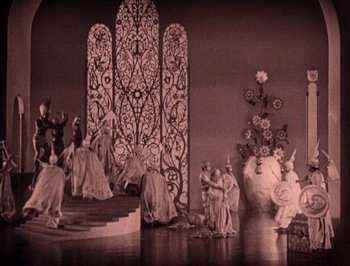 Movie still from “The Thief of Bagdad” (1924), directed by Raoul Walsh – A group of people standing in front of a stage; Extreme Wide shot, High angle