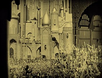 Movie still from “The Thief of Bagdad” (1924), directed by Raoul Walsh – A black - and - white photo of a city with many buildings; Extreme Wide shot, High angle