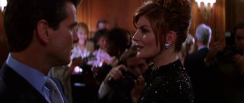 Movie still from “The Thomas Crown Affair” (1999), directed by John McTiernan – A man and a woman are talking to each other; Close Up shot, Over the shoulder angle