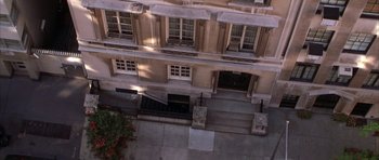 Movie still from “The Thomas Crown Affair” (1999), directed by John McTiernan – An aerial view of a building with steps leading up to it; Extreme Wide shot, Overhead angle