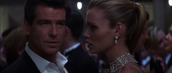 Movie still from “The Thomas Crown Affair” (1999), directed by John McTiernan – A man and a woman are looking at one another; Close Up shot, Over the shoulder angle