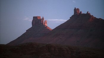 Movie still from “The Way of the Gun” (2000), directed by Christopher McQuarrie – A view of a mountain range at sunset; Extreme Wide shot, Low angle