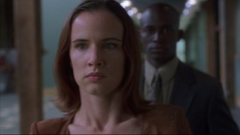 Movie still from “The Way of the Gun” (2000), directed by Christopher McQuarrie – A man and a woman standing next to each other; Close Up shot, Over the shoulder angle