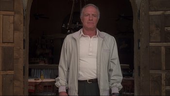 Movie still from “The Way of the Gun” (2000), directed by Christopher McQuarrie – An older man standing in front of a bar; Medium shot, Low angle