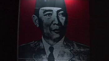 Movie still from “The Year of Living Dangerously” (1982), directed by Peter Weir – A black and white photo of a man wearing a uniform; Close Up shot, Low angle