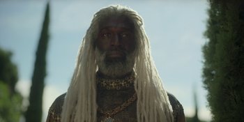 Movie still from “House of the Dragon” (2022), created by George R.R. Martin – A man with dreadlocks is wearing a necklace; Close Up shot, Low angle