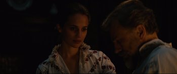 Movie still from “Tulip Fever” (2017), directed by Justin Chadwick – A man and a woman are looking at one another; Close Up shot, Over the shoulder angle