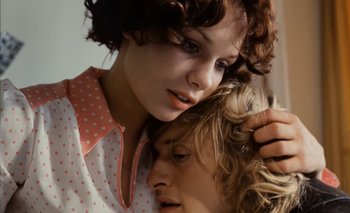 Movie still from “Turkish Delight” (1973), directed by Paul Verhoeven – A young woman is holding the hair of another young woman; Close Up shot, Low angle