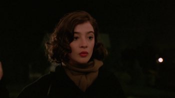 Movie still from “Twin Peaks: Fire Walk with Me” (1992), directed by David Lynch – A young woman with brown curly hair wearing a brown scarf; Close Up shot, Over the shoulder angle