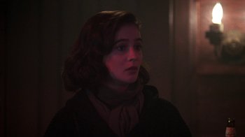 Movie still from “Twin Peaks: Fire Walk with Me” (1992), directed by David Lynch – A young woman is standing in a dark room; Close Up shot, Over the shoulder angle