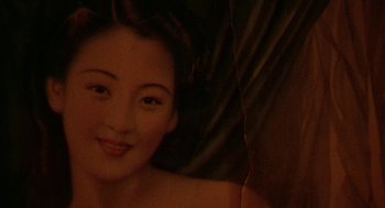 Movie still from “U Turn” (1997), directed by Oliver Stone – A young woman's face; Extreme Close Up shot, Overhead angle