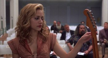 Movie still from “Uptown Girls” (2003), directed by Boaz Yakin – A woman is holding her hand up in front of an audience; Close Up shot, Over the shoulder angle