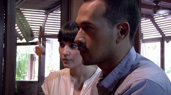 Movie still from “V/H/S/2” (2013), directed by Timo Tjahjanto – A man and a woman standing next to each other; Close Up shot, Over the shoulder angle