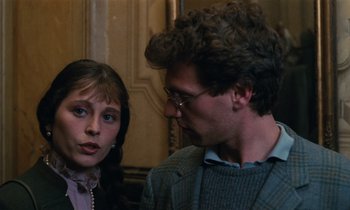 Movie still from “Vagabond” (1985), directed by Agnès Varda – A man and a woman are standing next to each other; Close Up shot, Over the shoulder angle