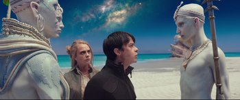 Movie still from “Valerian and the City of a Thousand Planets” (2017), directed by Luc Besson – A man and a woman standing next to each other on the beach; Medium shot, Low angle
