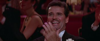 Movie still from “Victor/Victoria” (1982), directed by Blake Edwards – A person clapping his hands in front of a crowd; Close Up shot, Low angle