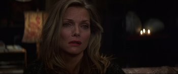 Movie still from “What Lies Beneath” (2000), directed by Robert Zemeckis – A person with long blonde hair; Close Up shot, Over the shoulder angle