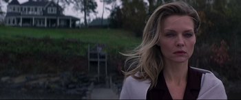 Movie still from “What Lies Beneath” (2000), directed by Robert Zemeckis – A person with long blonde hair; Close Up shot, Over the shoulder angle