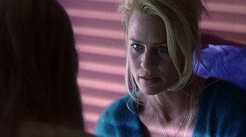 Movie still from “White Oleander” (2002), directed by Peter Kosminsky – A woman with blonde hair and blue eyes stares into a mirror; Close Up shot, Over the shoulder angle
