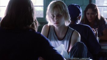 Movie still from “White Oleander” (2002), directed by Peter Kosminsky – A woman sitting in front of another woman in front of a window; Close Up shot, Over the shoulder angle
