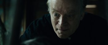 Movie still from “Wildling” (2018), directed by Fritz Böhm – An older man with white hair and blue eyes stares at the camera; Close Up shot, Over the shoulder angle