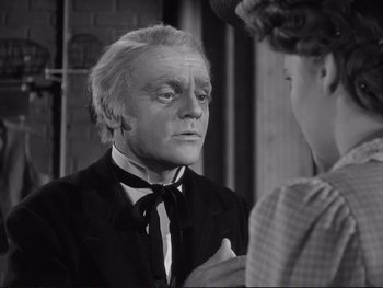 Movie still from “Yankee Doodle Dandy” (1942), directed by Michael Curtiz – An older man and a young woman are talking; Close Up shot, Over the shoulder angle