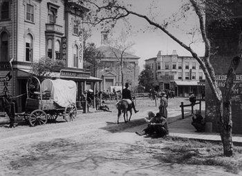 Movie still from “Young Mr. Lincoln” (1939), directed by John Ford – A black and white photo of people on a horse drawn carriage; Wide shot, Low angle