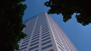 Movie still from “Zero Effect” (1998), directed by Jake Kasdan – Looking up at a skyscraper from the ground up; Extreme Wide shot, Low angle