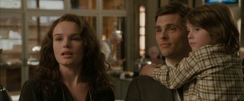 Movie still from “Superman Returns” (2006), directed by Bryan Singer – A man and a woman in a room with tables; Close Up shot, Over the shoulder angle