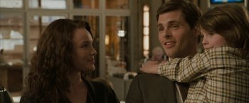 Movie still from “Superman Returns” (2006), directed by Bryan Singer – A man and a woman are smiling at each other; Close Up shot, Over the shoulder angle