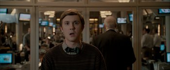 Movie still from “Superman Returns” (2006), directed by Bryan Singer – A man with a bow tie standing in front of a crowd; Close Up shot, Over the shoulder angle