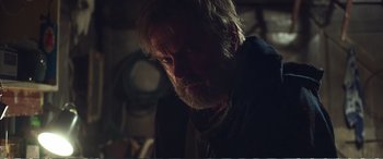 Movie still from “Hunt for the Wilderpeople” (2016), directed by Taika Waititi – A person with a beard; Close Up shot, Over the shoulder angle