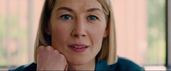 Movie still from “I Care a Lot” (2020), directed by J Blakeson – A person with blue eyes; Close Up shot, Over the shoulder angle