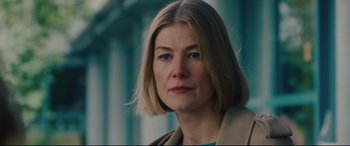 Movie still from “I Care a Lot” (2020), directed by J Blakeson – A person with short blonde hair; Close Up shot, Over the shoulder angle