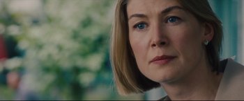 Movie still from “I Care a Lot” (2020), directed by J Blakeson – A person with short blonde hair; Close Up shot, Over the shoulder angle