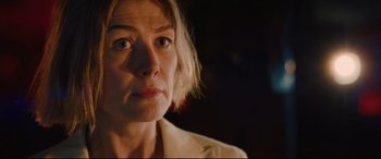 Movie still from “I Care a Lot” (2020), directed by J Blakeson – A person with short blonde hair; Close Up shot, Low angle
