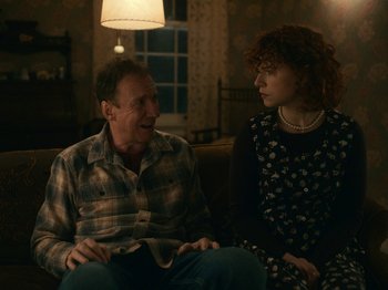 Movie still from “I'm Thinking of Ending Things” (2020), directed by Charlie Kaufman – A man and a woman sitting in a living room together; Medium shot, Over the shoulder angle
