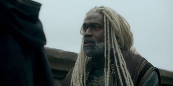 Movie still from “House of the Dragon” (2022), created by George R.R. Martin – A man with dreads is looking at the camera; Close Up shot, Over the shoulder angle