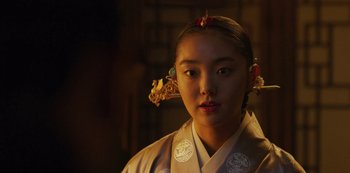 Movie still from “Kingdom” (2019), created by Eun-hee Kim – A young woman in traditional korean dress; Close Up shot, Over the shoulder angle
