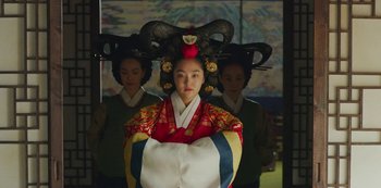 Movie still from “Kingdom” (2019), created by Eun-hee Kim – A woman in traditional korean clothing with two other women; Medium shot, Over the shoulder angle
