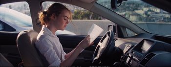 Movie still from “La La Land” (2016), directed by Damien Chazelle – A woman sitting in the drivers seat of a car; Close Up shot, High angle