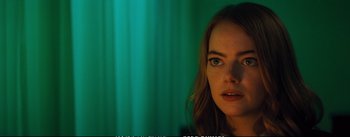 Movie still from “La La Land” (2016), directed by Damien Chazelle – A woman's face in front of a green background; Close Up shot, Over the shoulder angle