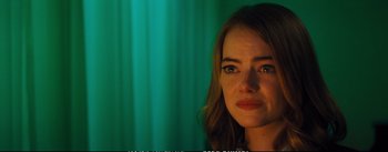 Movie still from “La La Land” (2016), directed by Damien Chazelle – A person with a green curtain in the background; Close Up shot, Over the shoulder angle