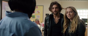 Movie still from “Lights Out” (2016), directed by David F. Sandberg – A man with long hair is standing in front of another man; Close Up shot, Over the shoulder angle