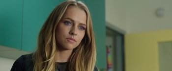 Movie still from “Lights Out” (2016), directed by David F. Sandberg – A person with long blonde hair; Close Up shot, Over the shoulder angle