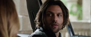 Movie still from “Lights Out” (2016), directed by David F. Sandberg – A person with long hair; Close Up shot, Over the shoulder angle