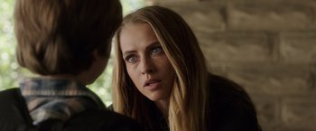 Movie still from “Lights Out” (2016), directed by David F. Sandberg – A woman with long blonde hair and blue eyes; Close Up shot, Over the shoulder angle