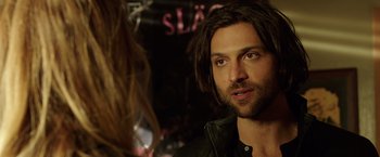 Movie still from “Lights Out” (2016), directed by David F. Sandberg – A person with long hair; Close Up shot, Over the shoulder angle